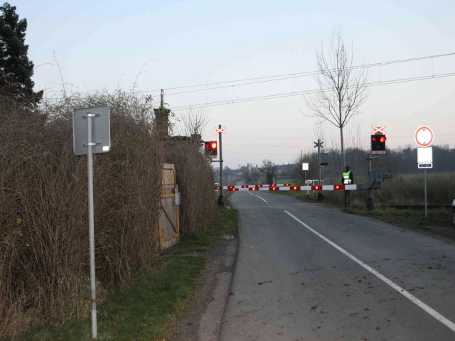 Železniční přejezd u zastávky Dobřenice