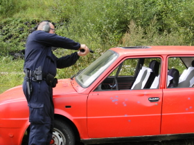 Zkouška výstřelu na přední sklo auta.jpg