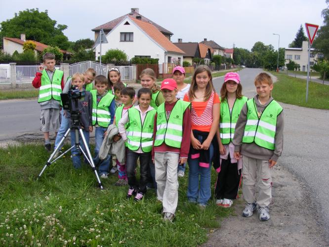 Zvědavosti děti neunikl ani přenosný radar