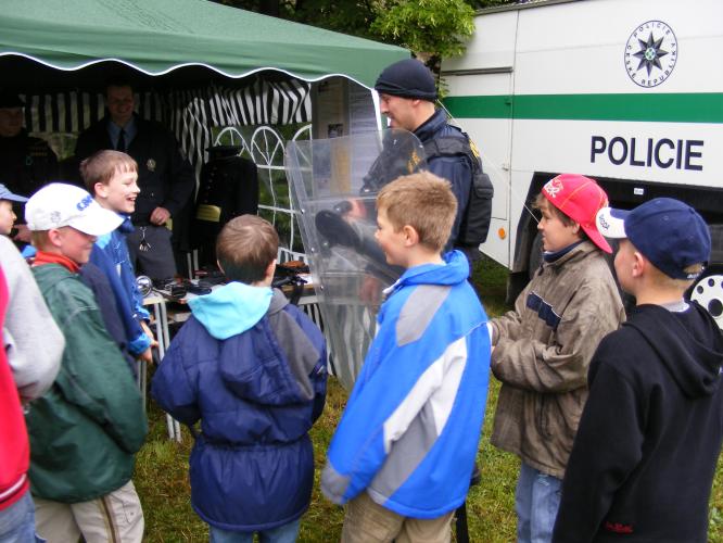 Zvídavé děti u stánku Policie ČR