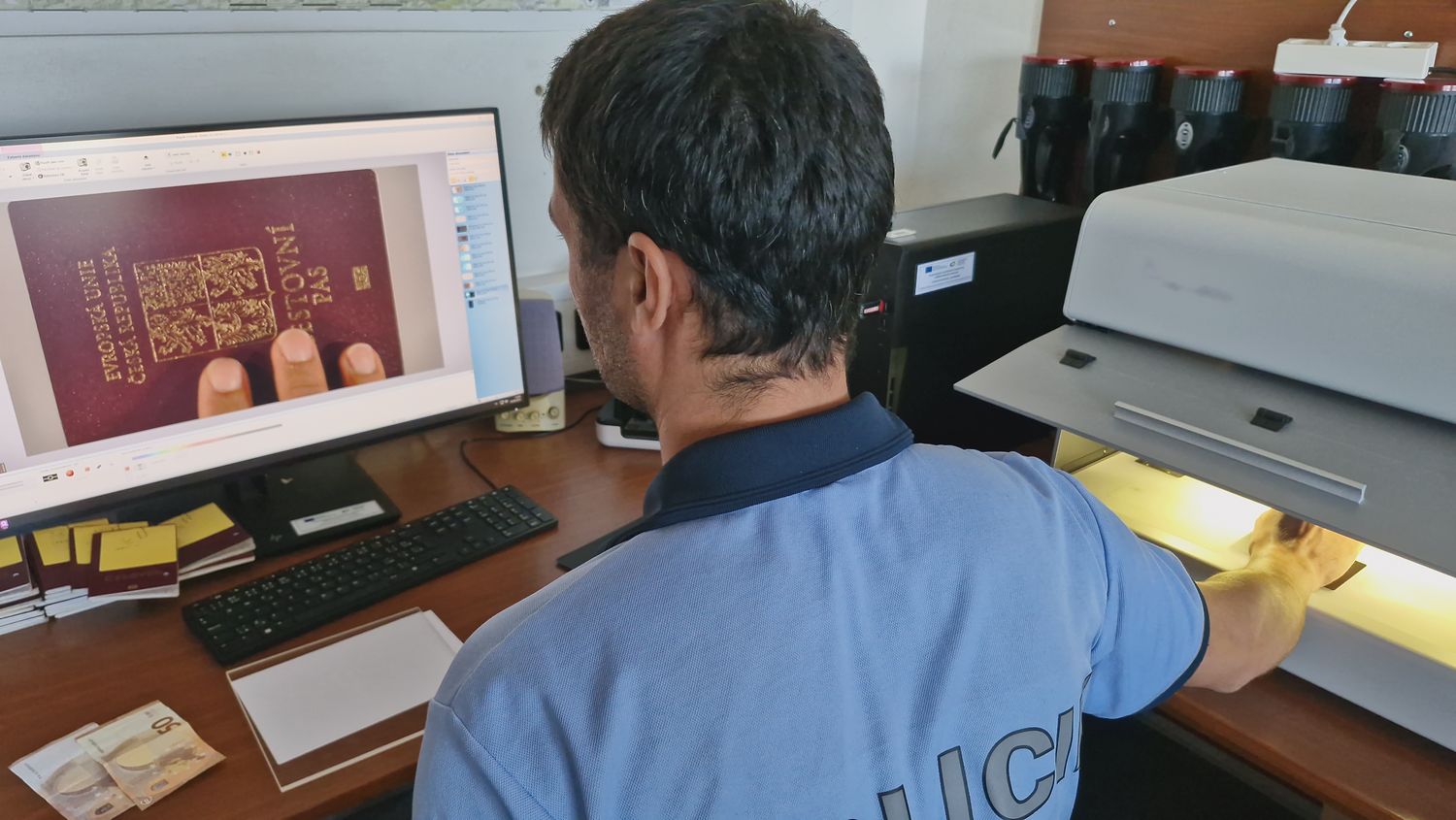 _cizinecká_policista pracuje s komparátorem (2).jpg