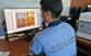 _cizinecká_policista pracuje s komparátorem (1)