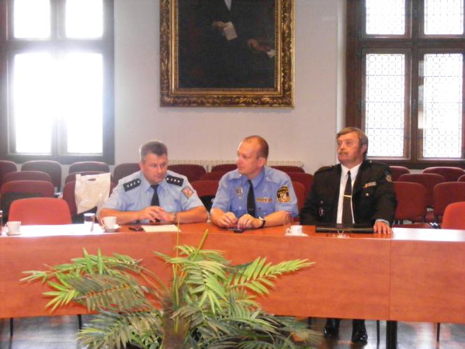 vedoucí Obvodního oddělení PČR Kutná Hora npor. Bc. Karel Nový,strážník operačního střediska MěP Kutná Hora Boris Doubrava, DiS., ředitel MěP Kutná Hora Oldřich Kubový 