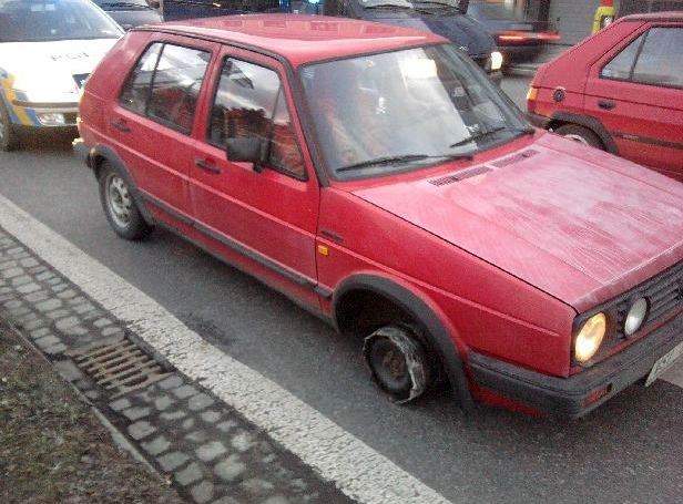 auto bez pneu