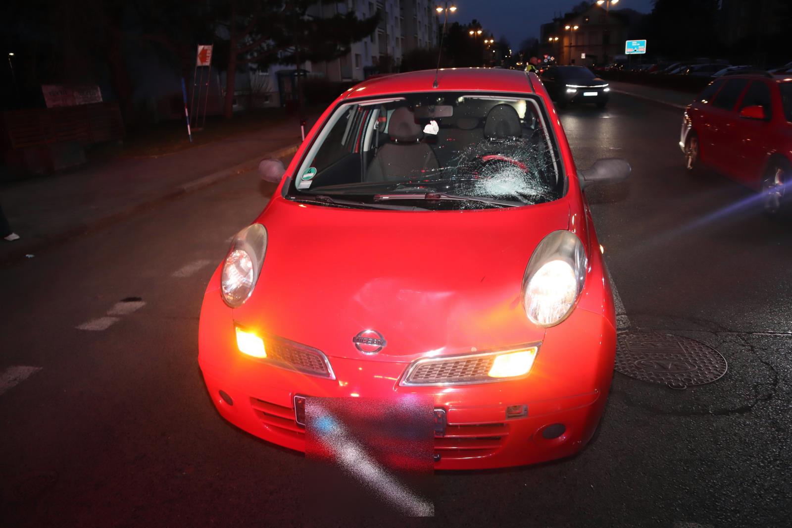 auto po střetu s cyklistou