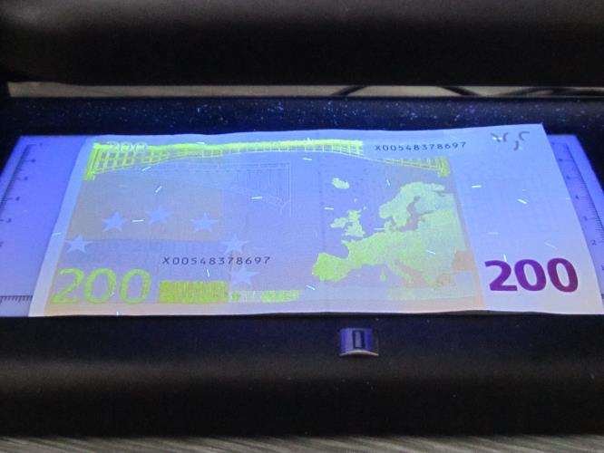 bankovka pod UV světlem.JPG