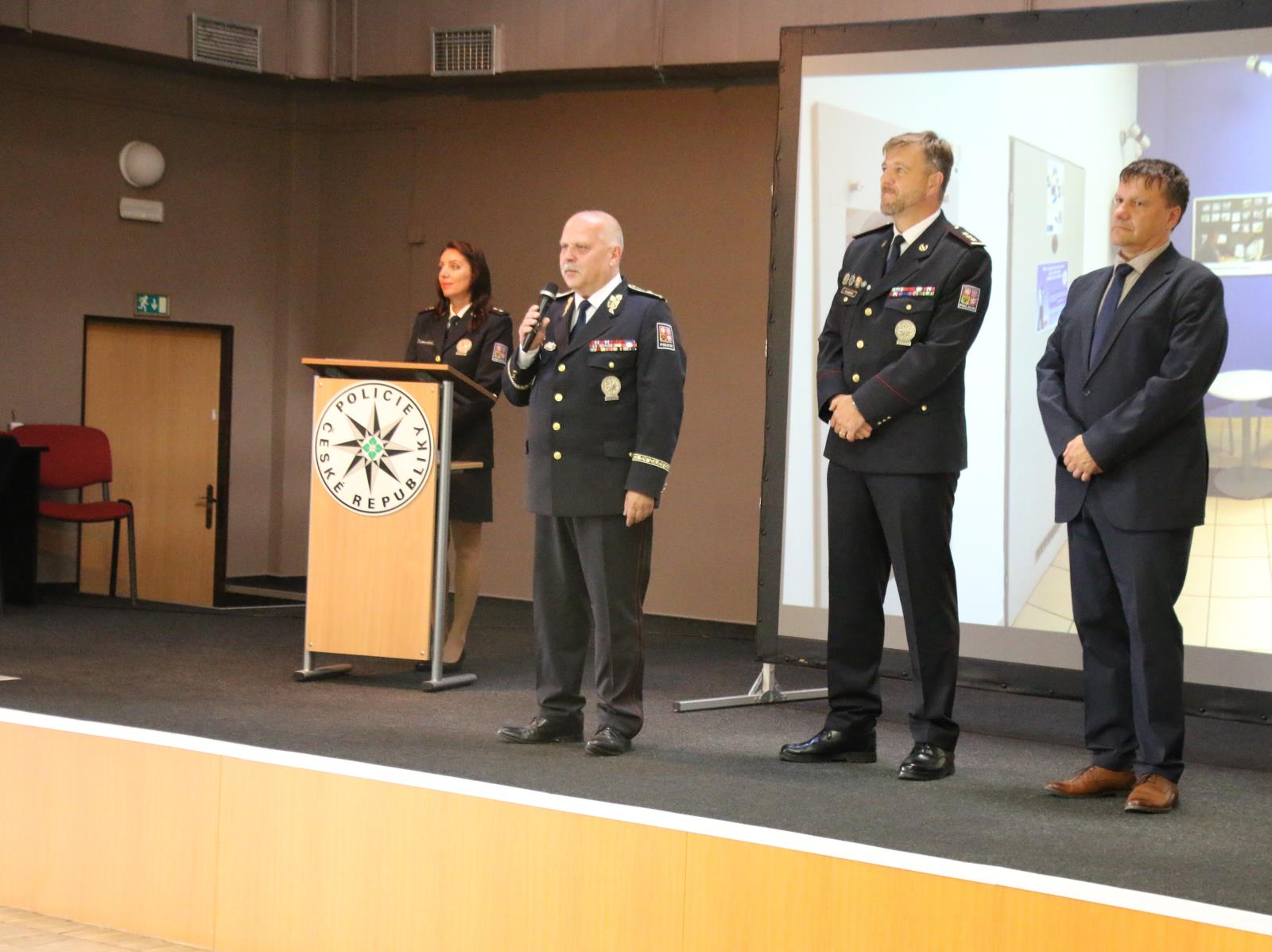 brig. gen. Luděk Procházka, plk. Pavel Bártík, místostarosta Bohuslav Kub.JPG