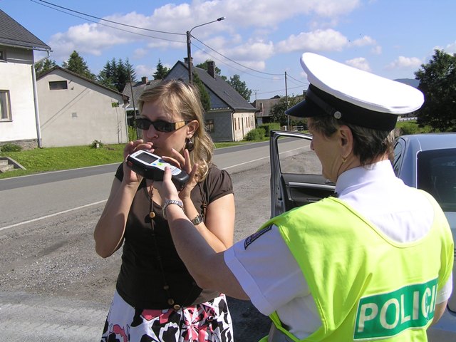 c) přístroj musel ukazovat nulovou hodnotu