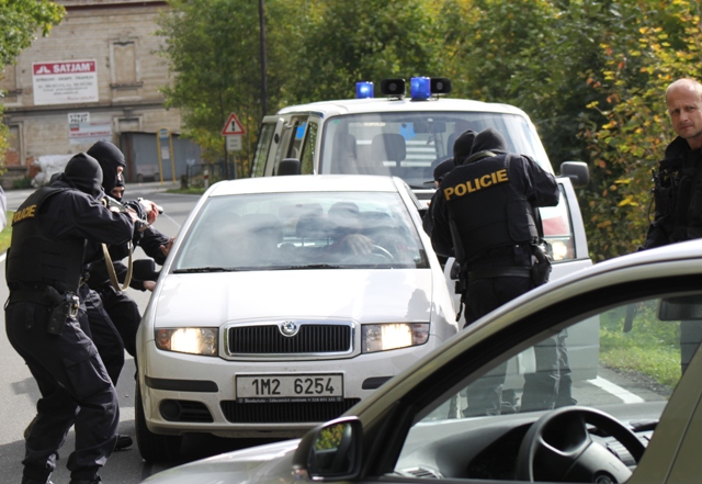 c) začíná zásah na vozidlo pachatelů