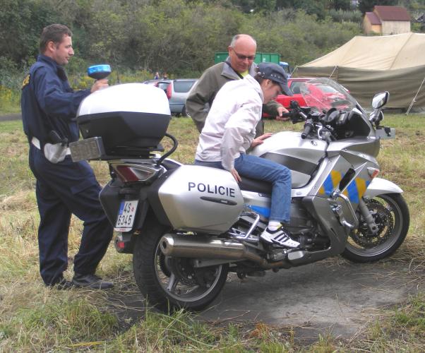 chlapec na motorce