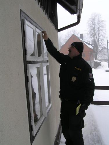 d) akce "Chaty" na Zlatohorsku - důkladná kontrola oken