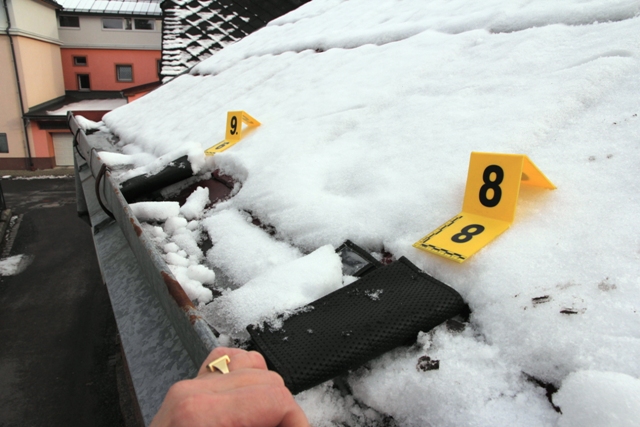 d) detail místa úkrytu peněženek