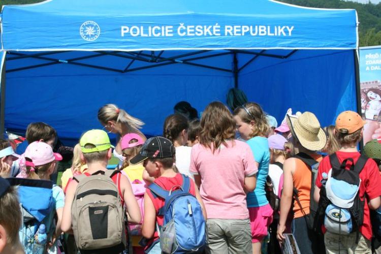 děti dostaly odměny za splnění soutěží.JPG