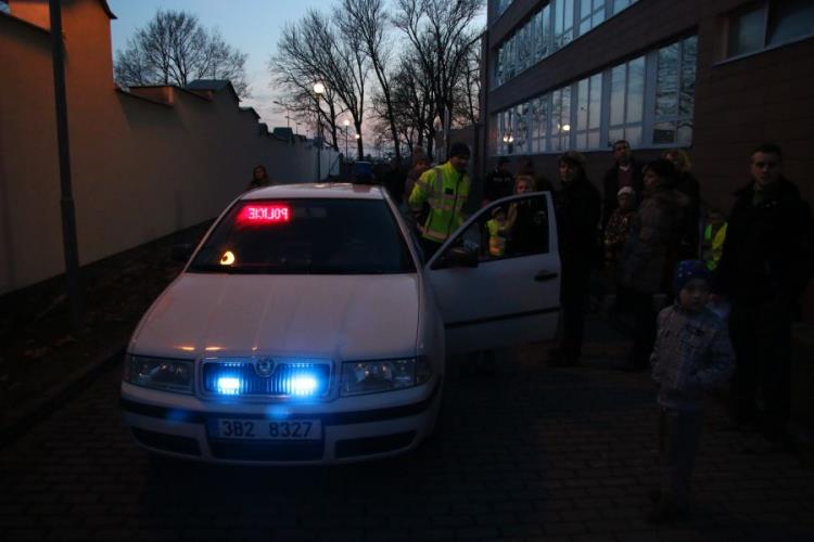 děti jsme nasvítili policejním vozidlem.JPG