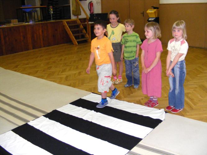 děti se učí přecházet silnici
