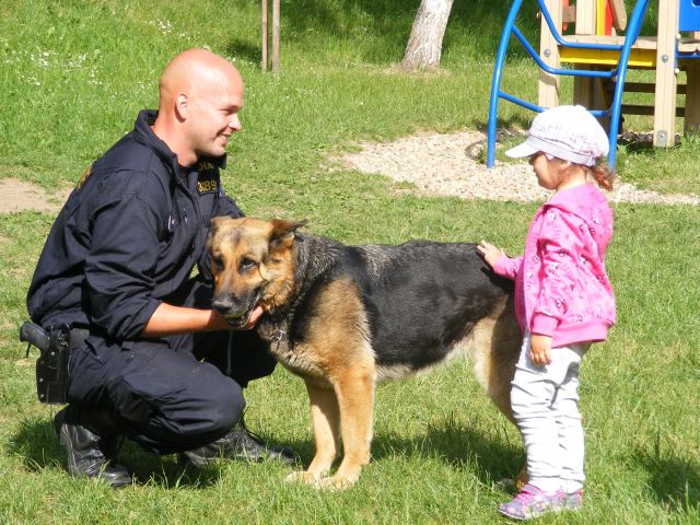 děti si mohly psa pohladit