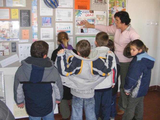 děti si prohlíží obrázky