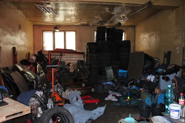 dílna, kde se vozidla rozebírala 2