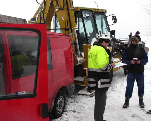 policista prošetřuje dopravní nehodu
