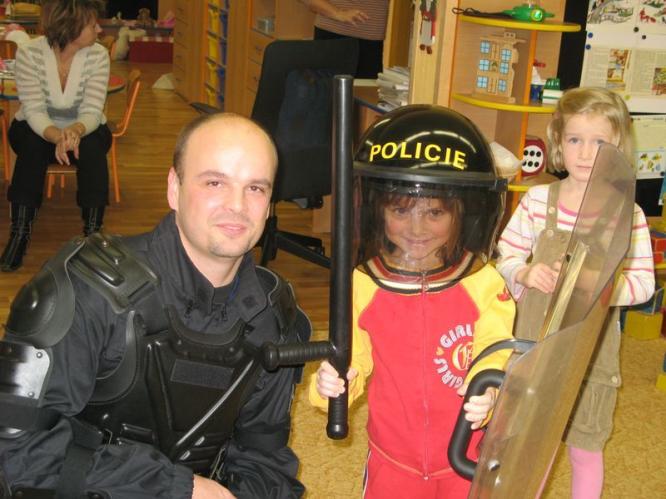 dopravní policisté a děti MŠ