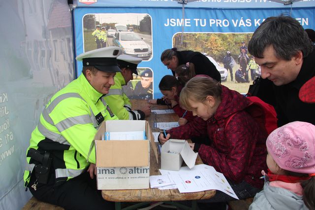 dopravní policisté hodnotili dopravní znalosti starších dětí.JPG
