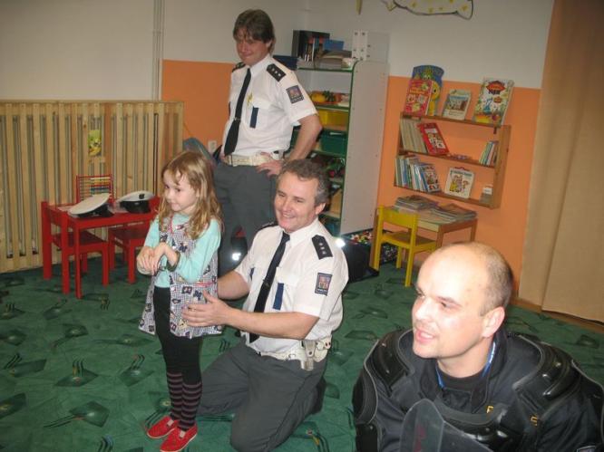 dopravní policisté mezi dětmi