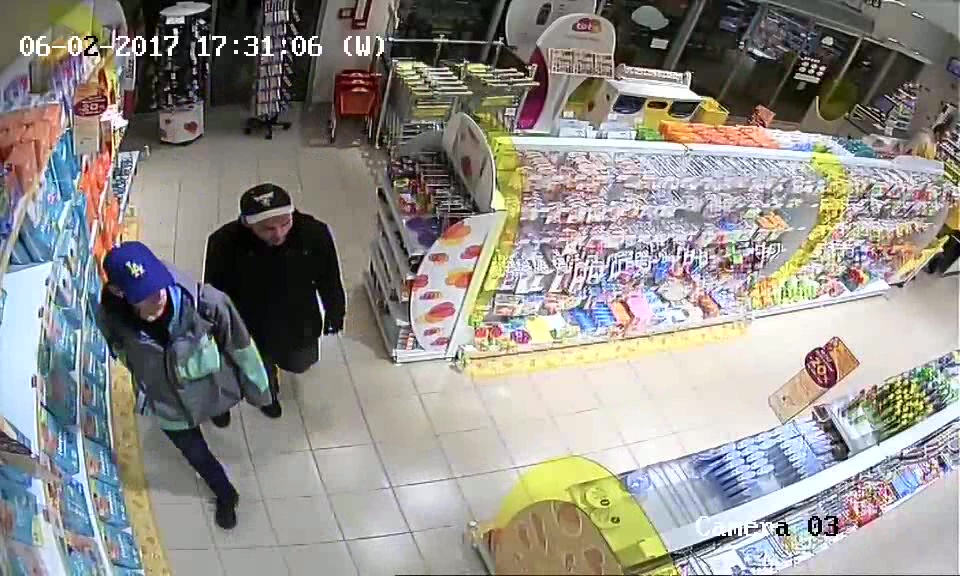 dvojice neznámých mužů