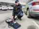 foto zasahující policista