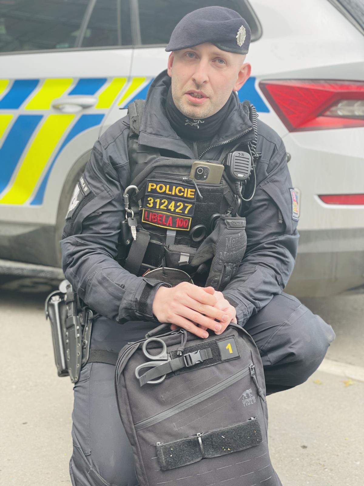 foto zasahující policista