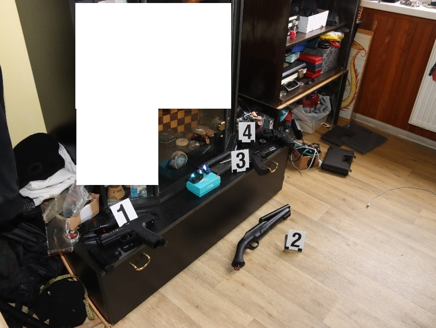 foto zbraní.png