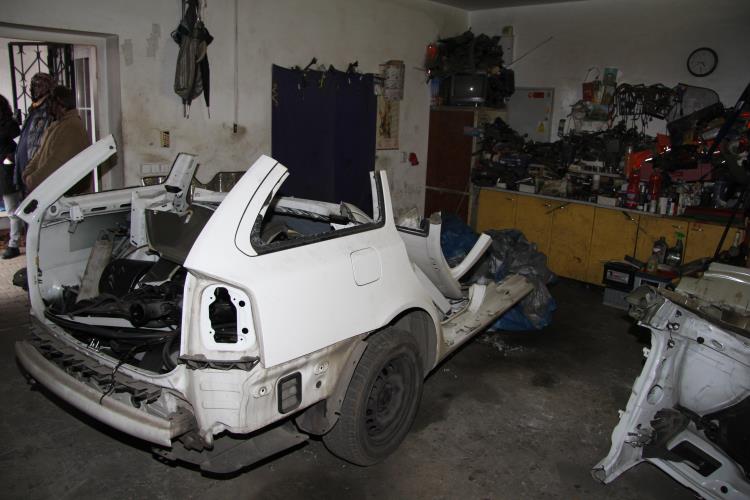 garáž s nově rozřezanou odcizenou Škodou Octavií.JPG