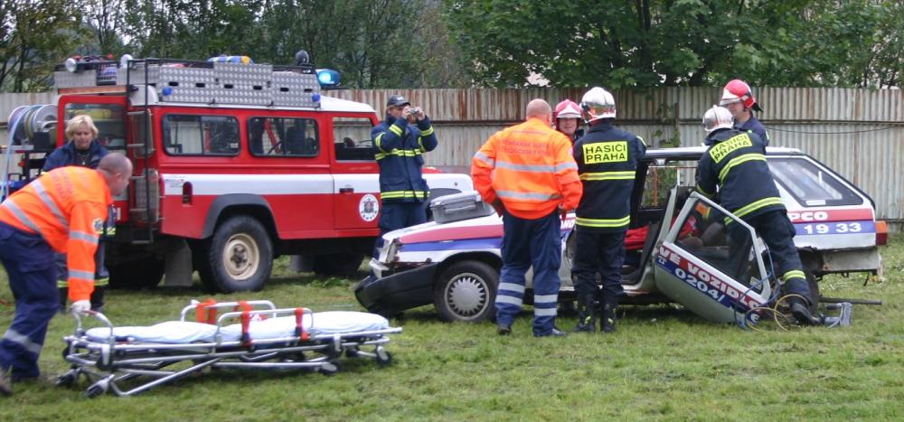 hasiči a zachranáři při zásahu.JPG