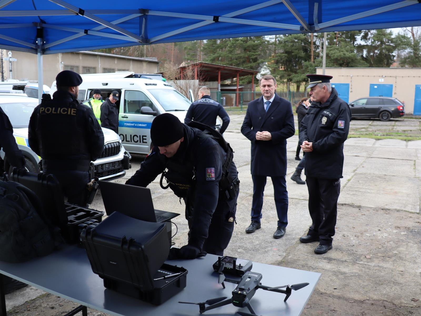hejtman Libereckého kraje spolu s krajským policejním ředitelem u vystavené techniky
