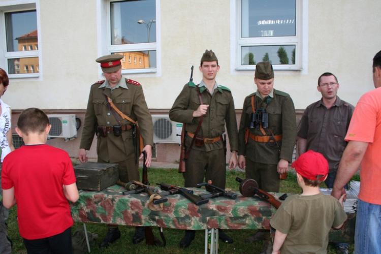 historické uniformy a zbraně