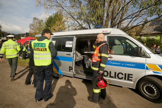 i) zázemí velícího štábu