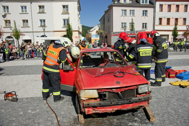 i) simulovaná dopravní nehoda