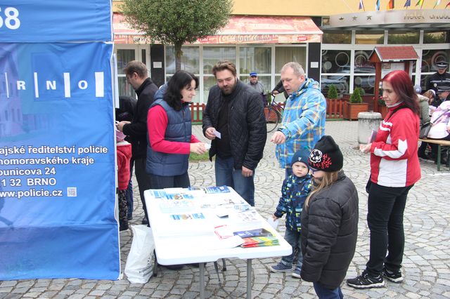 informace případným uchazečům práce u PČR poskytovala přímo na místě personalistka.JPG