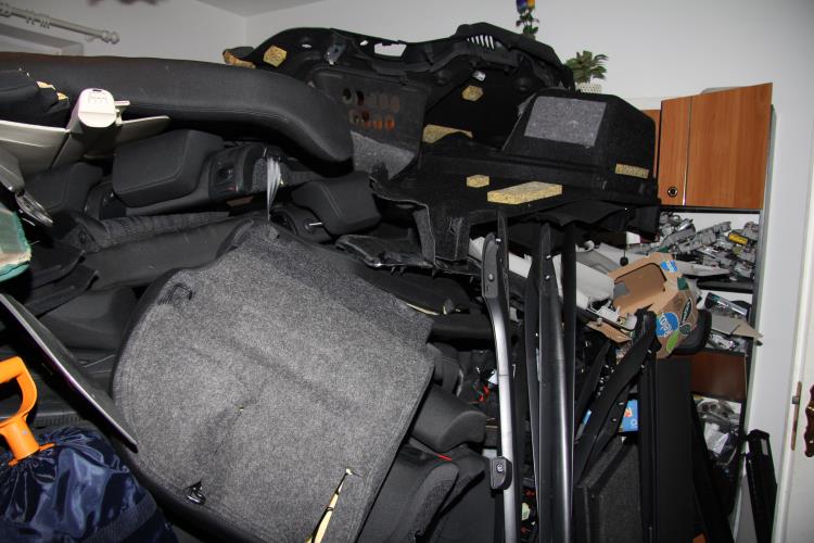 jedna z místností naplněná po strop odcizenými díly.JPG