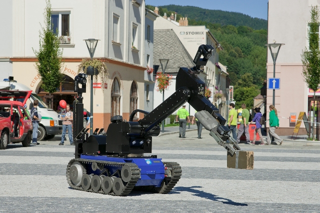 k) přijeli i policejní pyrotechnici