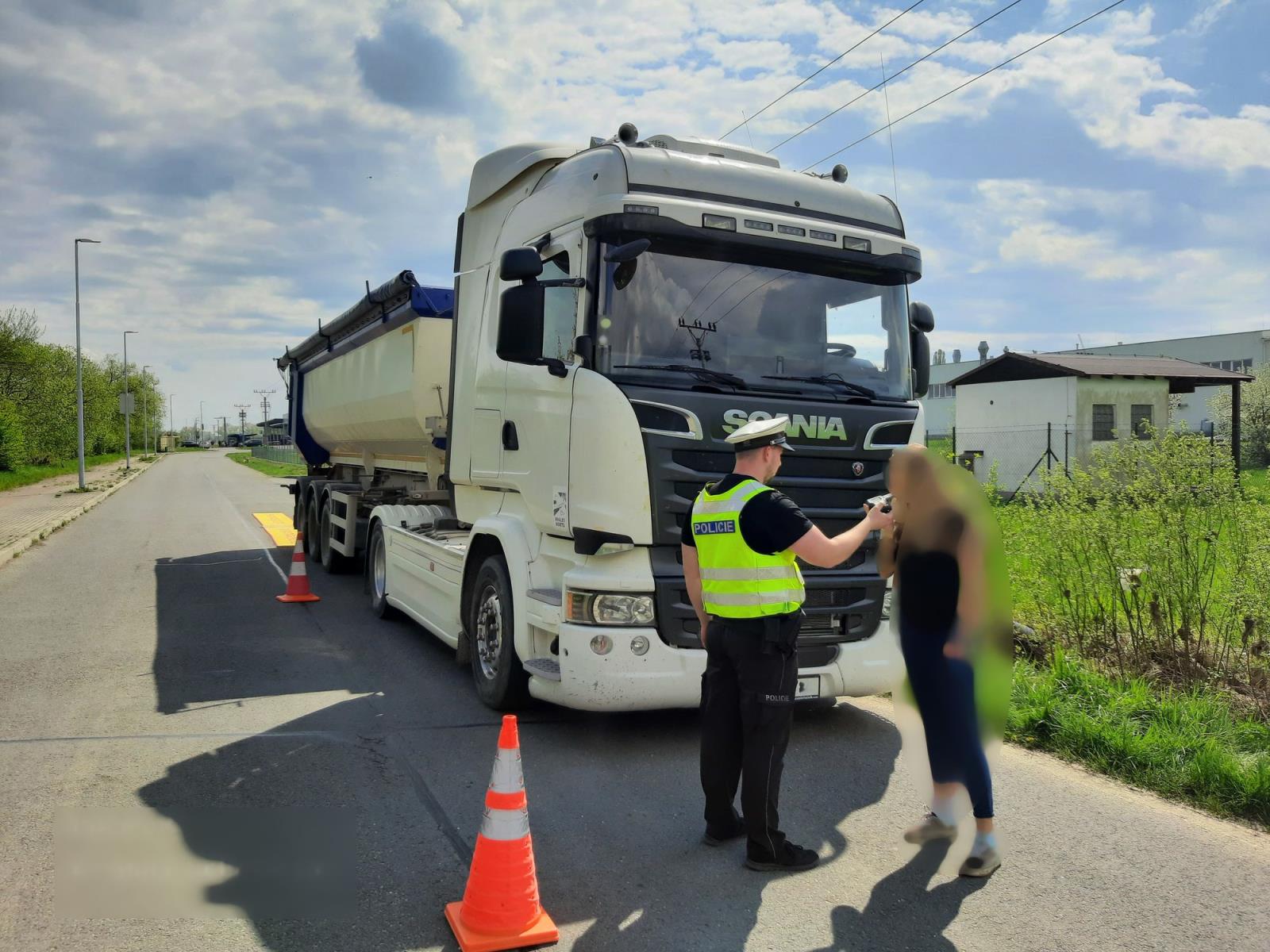 kamion_písek_řidička2.jpg