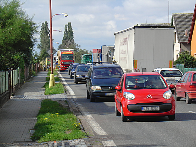 kolona vozidel v obci