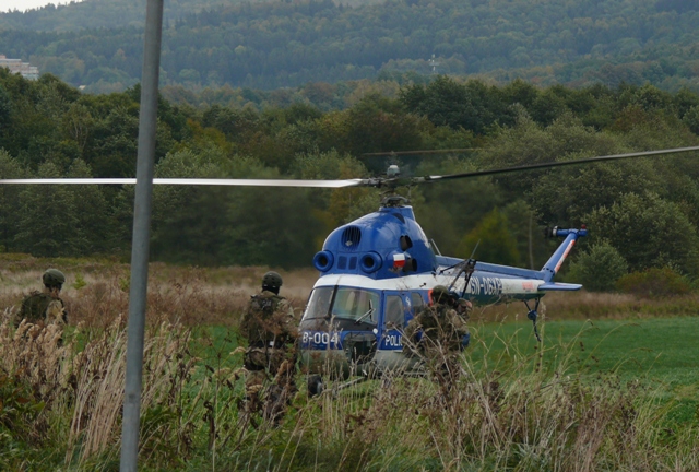 l) a začíná poslední etapa cvičení - pátrání po posledním nebezpečném pachateli