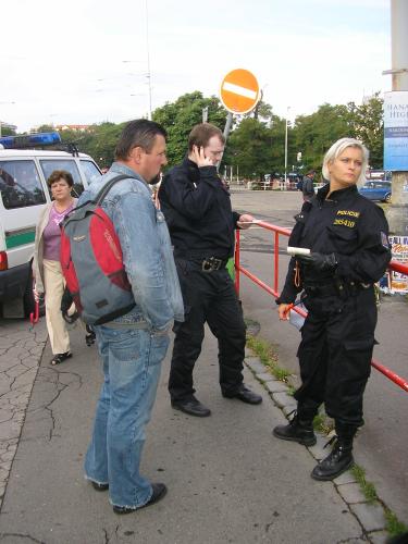 levné pracovní síly před Výstavištěm.JPG