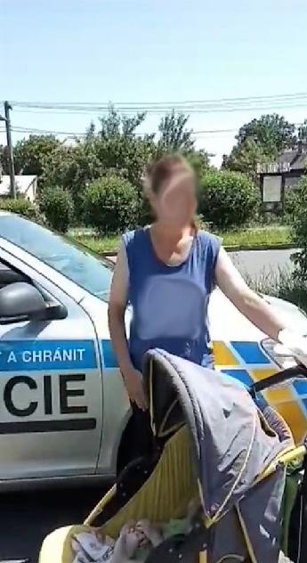matka komunikuje s dopravními policisty