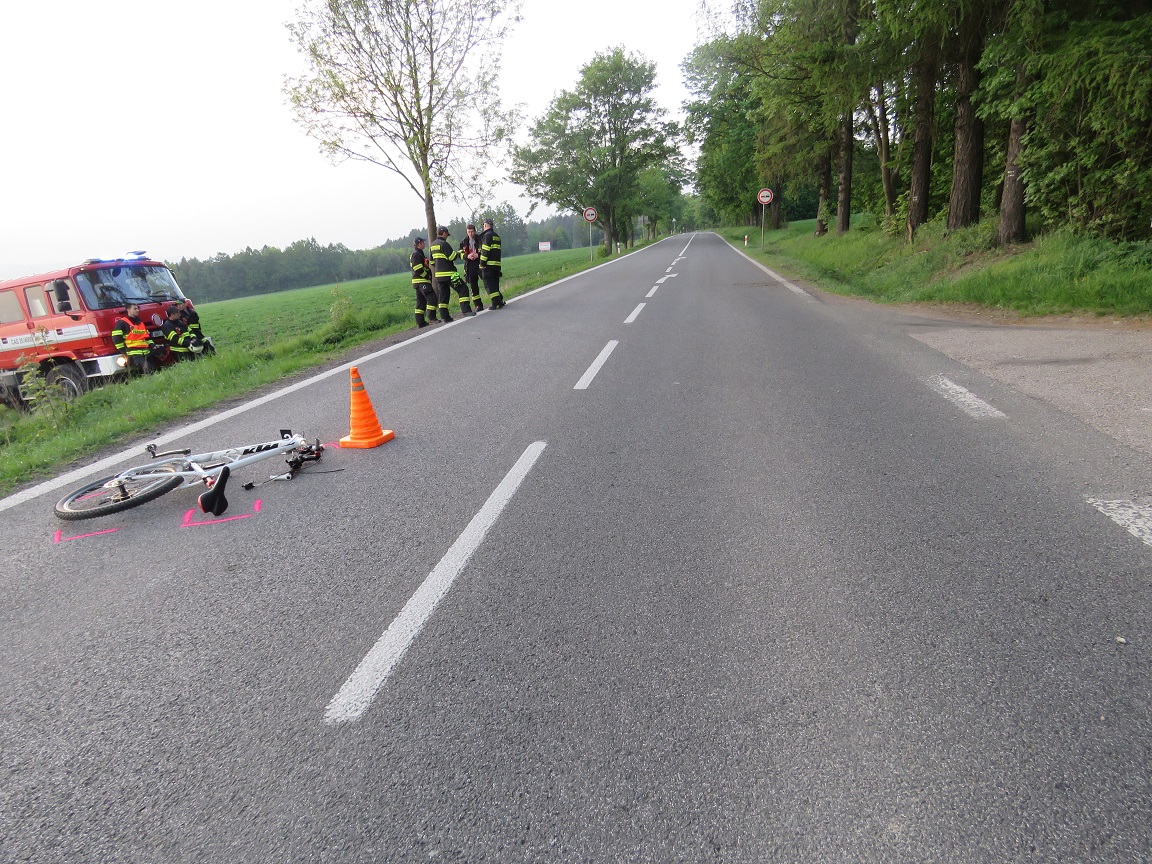motocyklista a cyklista