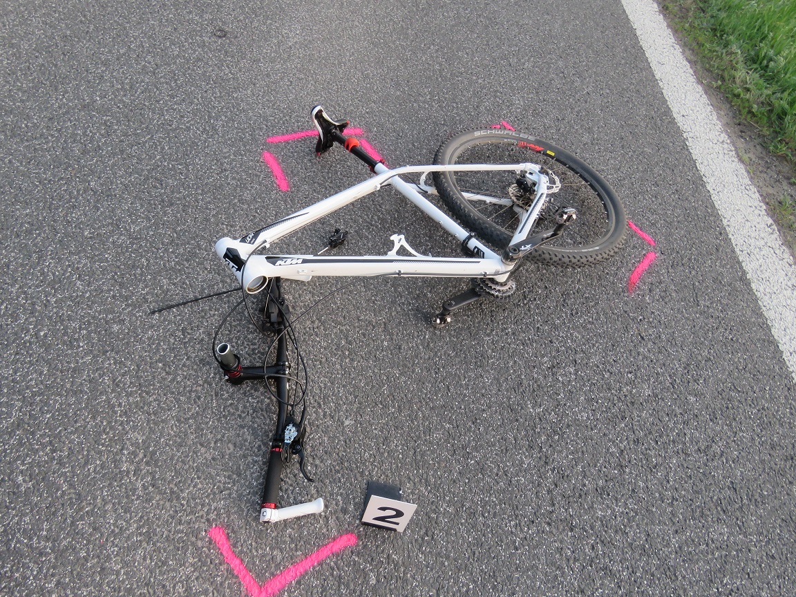 motocyklista a cyklista