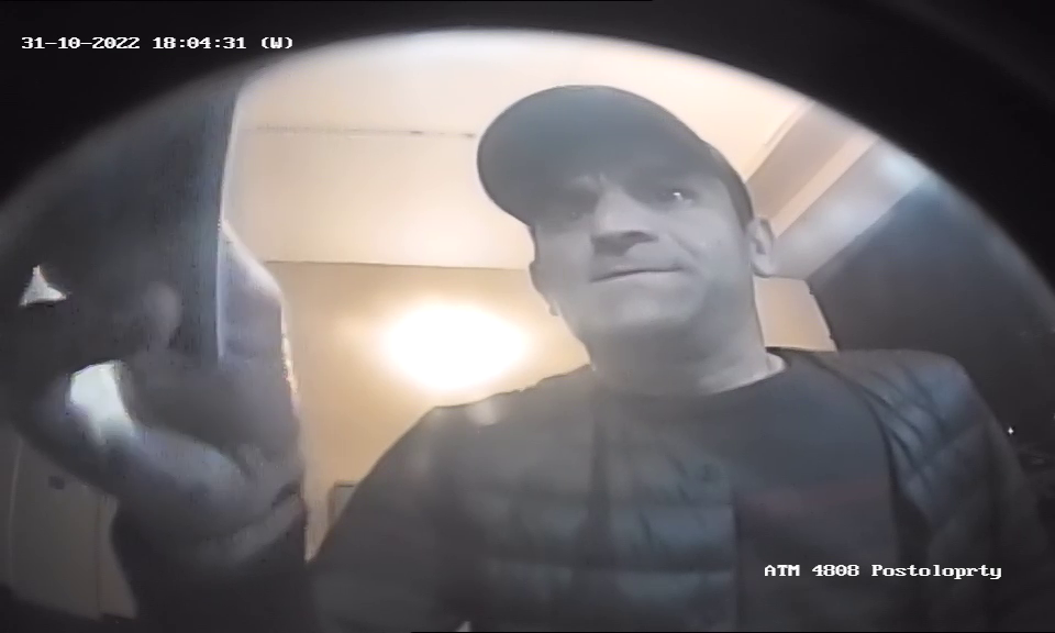 muž u bankomatu.png