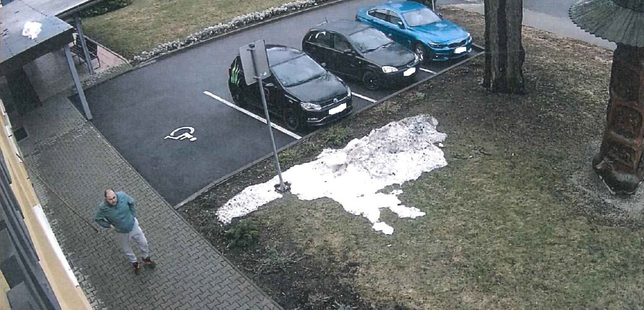 muž v bundě