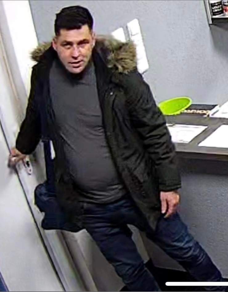 muž ve fitness centru.jpg