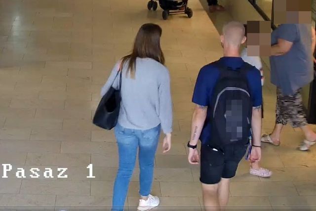 muž zezadu s tetováním.jpg
